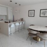 Nice & Simple: Изискан Минимализъм и Светлина в Сърцето на Града